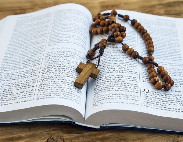 Sacra Bibbia con crocifisso in legno e rosario — Foto Stock