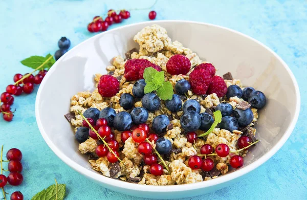 Friska granola musli med blåbär, hallon, röda curant — Stockfoto