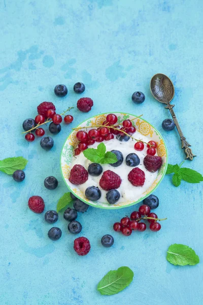 Yogurt dessert with berries and mint leaves — Stock Photo, Image