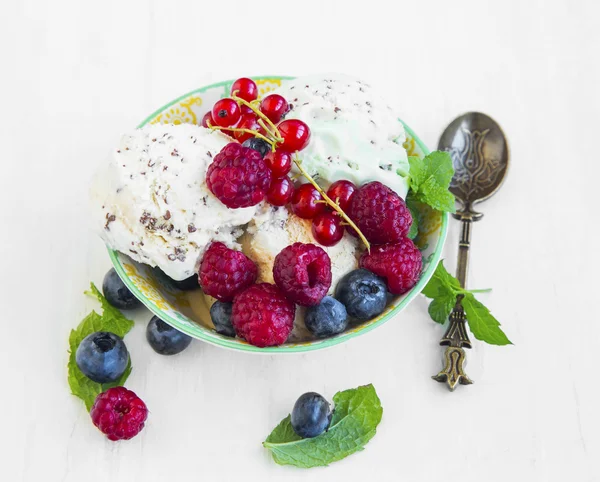 Vanilla icecream with chocolate flakes with berries and mint lea — Stock Photo, Image