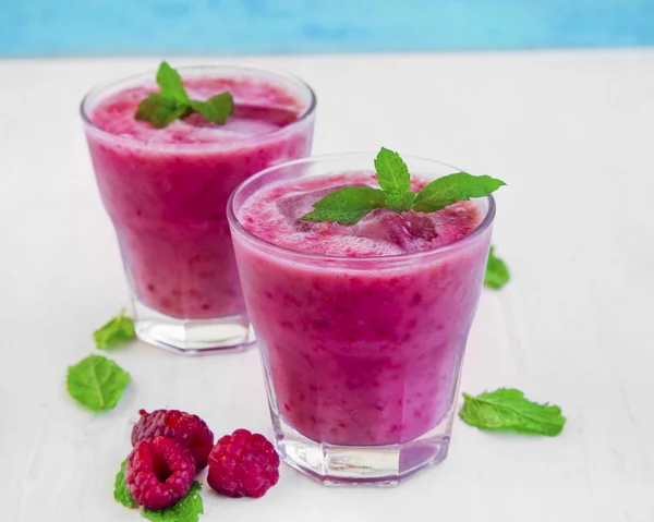 Fresh summer raspberry smoothies with mint leaves — Stock Photo, Image