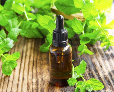 Nane yağı/özü nane yaprakları ile siyah şişede