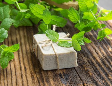 Bitkisel el yapımı sabun ile nane yaprakları