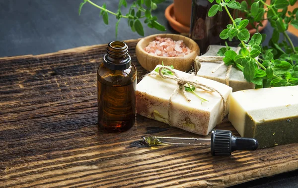 Tratamento de spa de ervas com óleo, sabão natural, sal marinho e verde — Fotografia de Stock