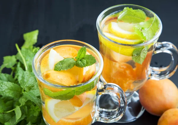 Agua dulce con frutas y hojas de menta — Foto de Stock