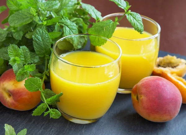 Zumos de albaricoque con menta fresca — Foto de Stock