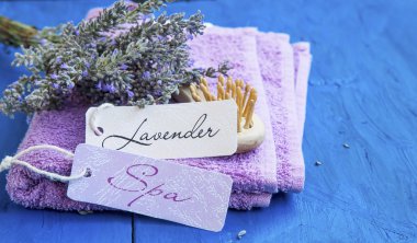Lavanta spa havlu ve lavanta grup etiketlerle