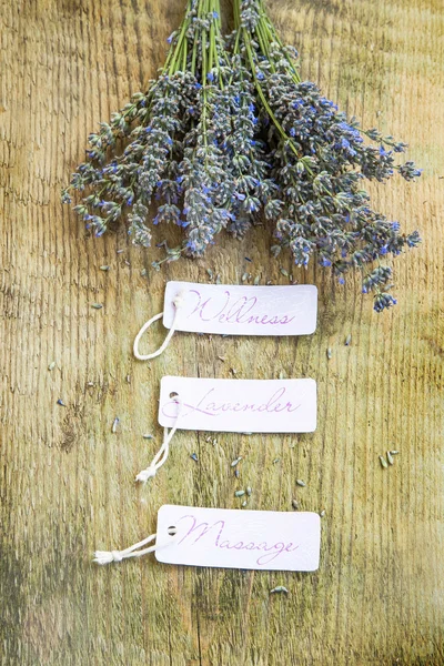 Wellness etiquetas de massagem de lavanda com molho de lavanda em madeira b — Fotografia de Stock