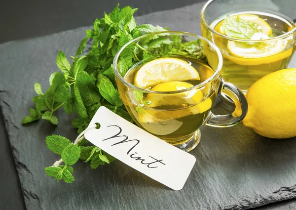 Vasos de té de limón y menta con etiqueta de menta y hojas frescas —  Fotos de Stock