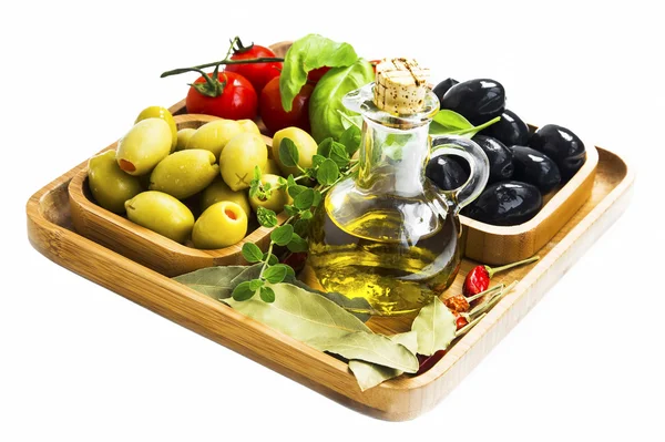 Середземноморський інгредієнти з оливковою олією і оливки, спеції і — стокове фото