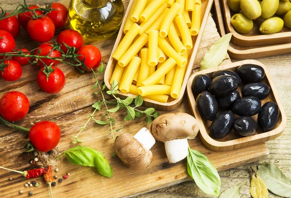 Olasz tészta-összetevők gomba, paradicsom, olívabogyó, gyógynövények egy — Stock Fotó