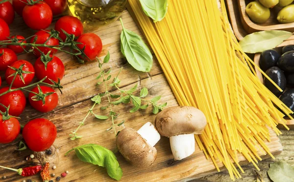 Spaghetti pasta with italian ingredients — Stock Photo, Image
