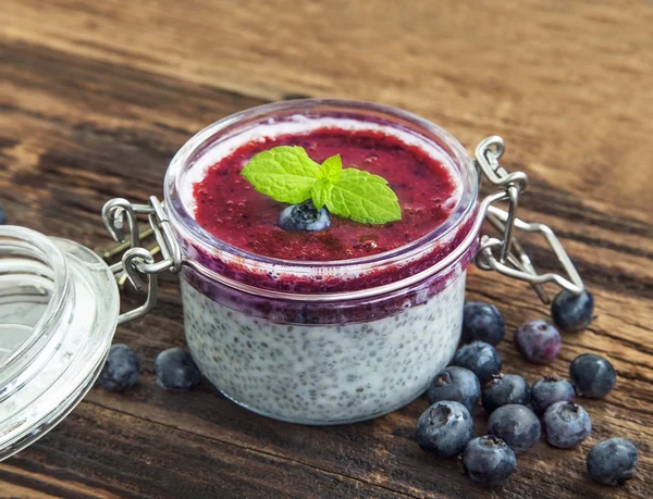 Dessert au pudding Chia avec garniture aux myrtilles — Photo