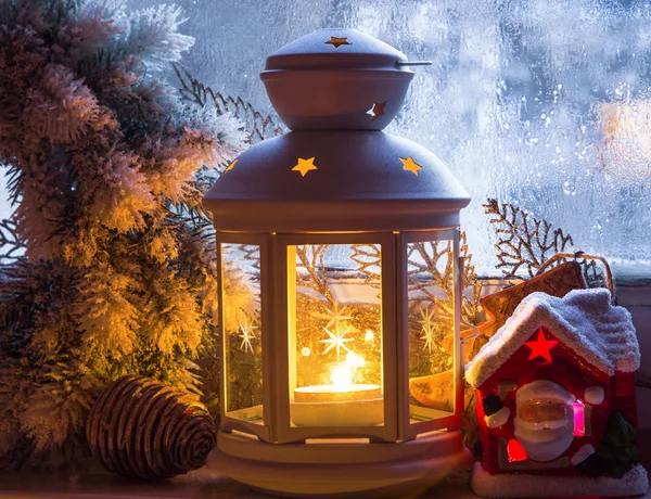 Рождественский фонарь с горящей свечой — стоковое фото