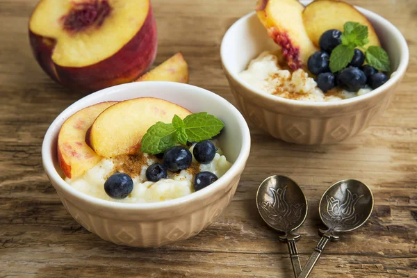 Rice pudding dessert with blueberry and peach — Stock Photo, Image