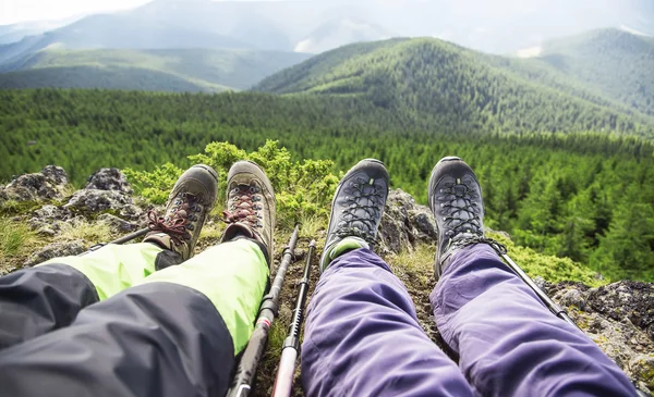 Hiker buty i nogi spoczywała na szczyt góry — Zdjęcie stockowe