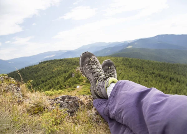 Hiker ben och stövlar syn på den mountain peak avkopplande — Stockfoto