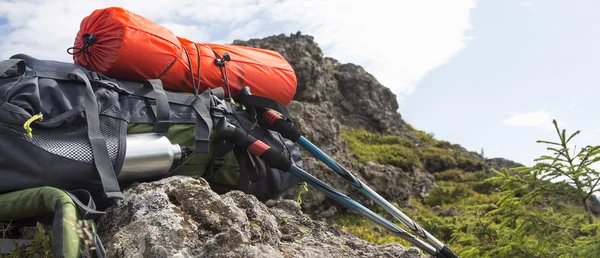 Utrustning för Mountain ryggsäck, isopren och trekking pinnar — Stockfoto