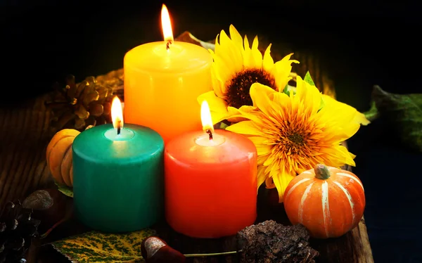 装饰秋天蜡烛燃烧和黄色的秋天花 — 图库照片