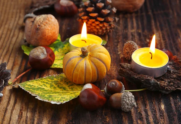 Decoração de outono com abóboras e velas em chamas — Fotografia de Stock