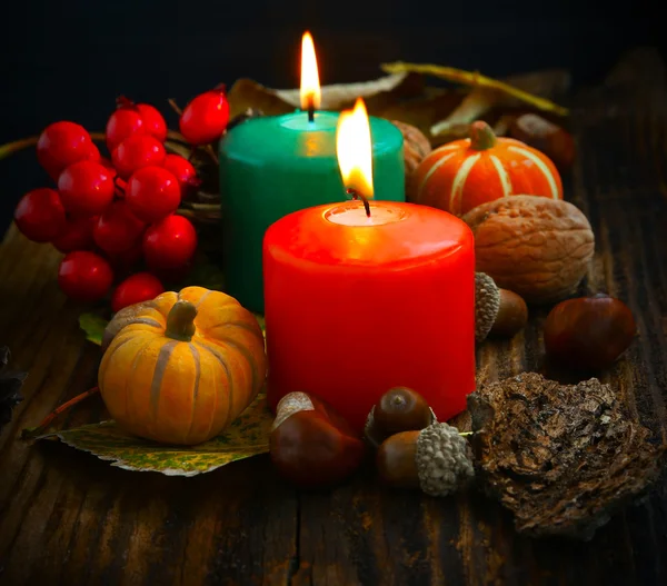 Decoratieve herfst kaarsen branden met pompoenen en decoraties — Stockfoto