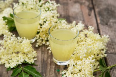 Taze elderflower ve limonata veya limonata, taze limon ve çiçekli ev yapımı sağlıklı antioksidan mayalanmış meyve suyu.