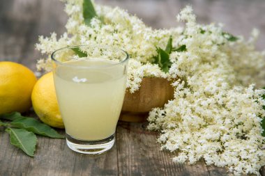 Taze elderflower ve limonata veya limonata, taze limon ve çiçekli ev yapımı sağlıklı antioksidan mayalanmış meyve suyu.