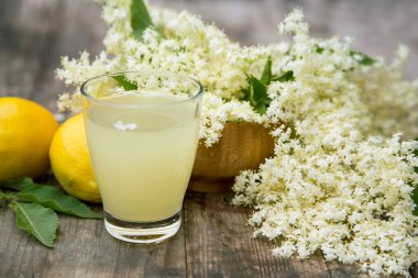 Taze elderflower ve limonata veya limonata, taze limon ve çiçekli ev yapımı sağlıklı antioksidan mayalanmış meyve suyu.