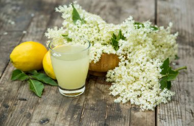 Taze elderflower ve limonata veya limonata, taze limon ve çiçekli ev yapımı sağlıklı antioksidan mayalanmış meyve suyu.