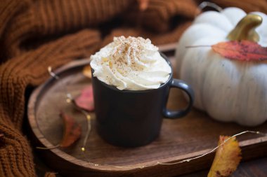 Sonbahar balkabağı kremalı latte, mevsimlik sonbahar dekorlu balkabağı kahve kupası.