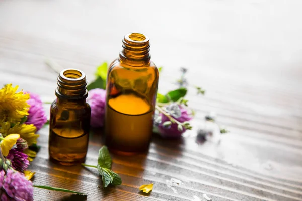 Etherische Olie Flessen Met Geneeskrachtige Planten Kruiden Extracten Spa Aromatherapie — Stockfoto