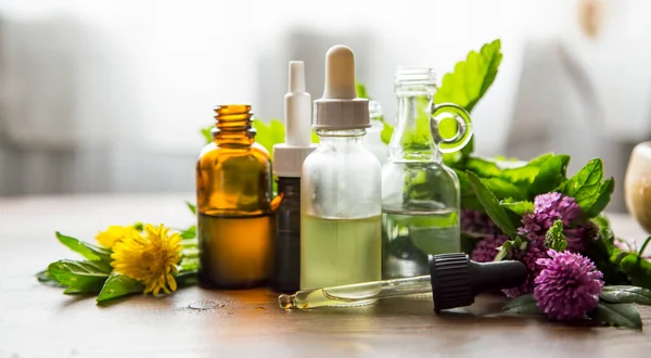 Alternativní Medicína Léčivé Bylinné Oleje Zelené Bylinné Aromaterapeutické Oleje Léčivými — Stock fotografie