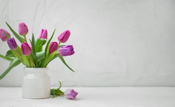 Buquê Tulipas Primavera Vaso Branco Fundo Branco Com Espaço Cópia — Fotografia de Stock