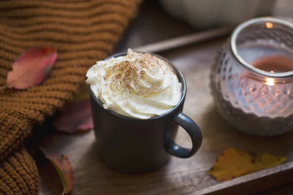 Aconchegante Xícara Café Outono Com Creme Canela Cobertor Vela Mesa — Fotografia de Stock