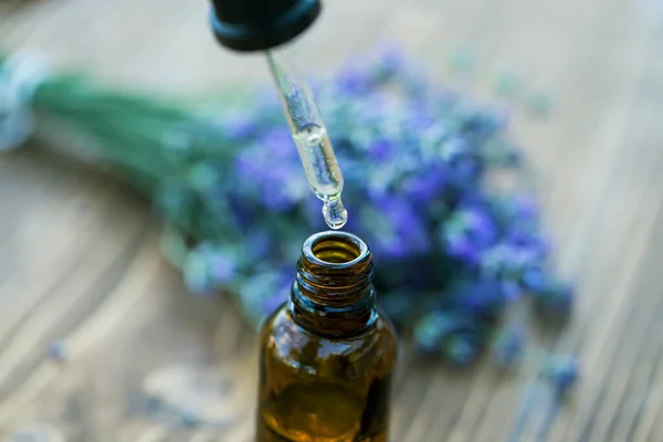 Óleo Essencial Lavanda Com Flores Frescas Lavanda Conceito Massagem Spa — Fotografia de Stock