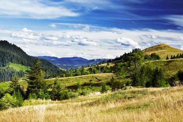 Hermoso paisaje campestre. Cielo dramático y colinas — Foto de Stock