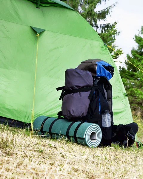 Camping.Mountain ryggsäck och tält — Stockfoto
