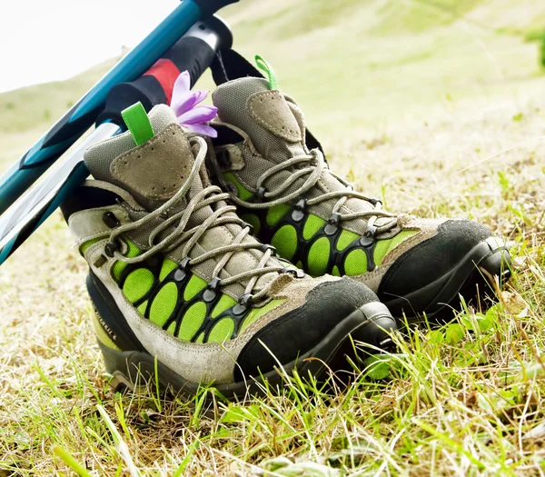 Wanderschuhe mit Wanderstöcken — Stockfoto