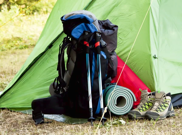 Camping equipamentos com mochila e botas — Fotografia de Stock