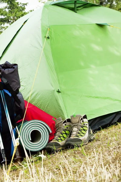 Camping.Mountain laarzen, tent en rugzak — Stockfoto