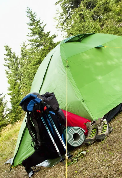 Sprzęt kempingowy z namiotu, plecak i buty — Zdjęcie stockowe