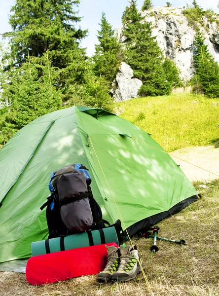 Campingausrüstung auf dem Hintergrund der Natur in den Bergen — Stockfoto