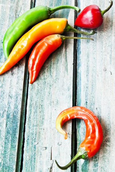 Chilipeppar, färgglada kryddiga paprika — Stockfoto