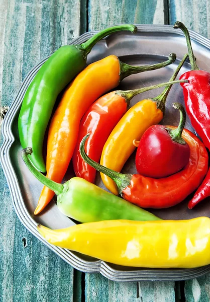 Chilipeppar, färgglada kryddiga paprika — Stockfoto
