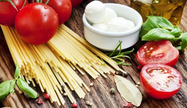 İtalyanca pişirme malzemeleri, spagetti, domates, mozzarella ve