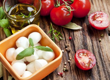 İtalyan malzemeler, mozzarella, fesleğen ve kiraz tomat