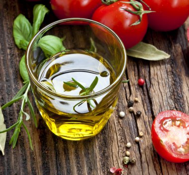 taze zeytin yağı cam otlar ile