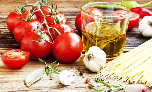 Вишневі помідори, оливкова олія, макарони та спецій, італійських інгредієнтів — стокове фото