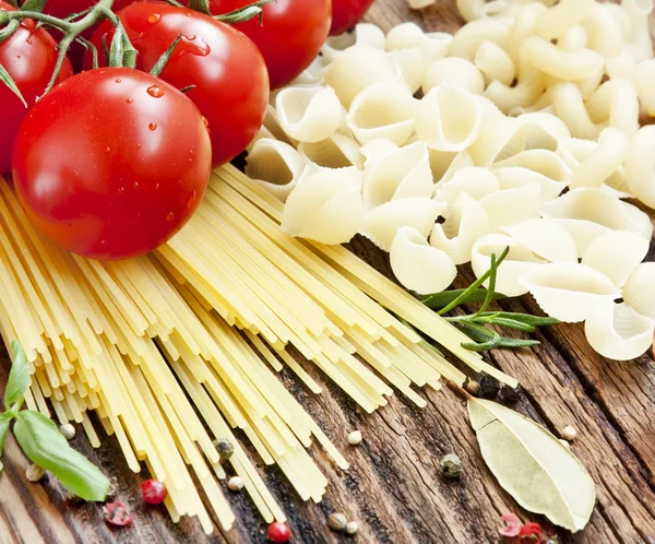 Olasz tészta koktélparadicsommal és fűszerek — Stock Fotó