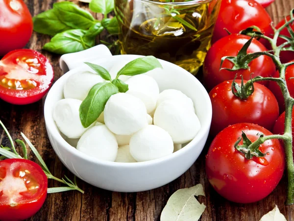 Čerstvá mozzarella, bazalka a cherry rajčátky — Stock fotografie